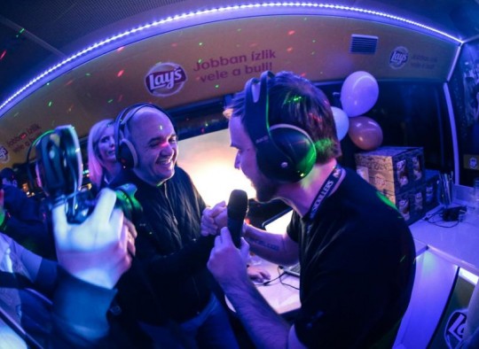 Radios elo adas partybuszrol