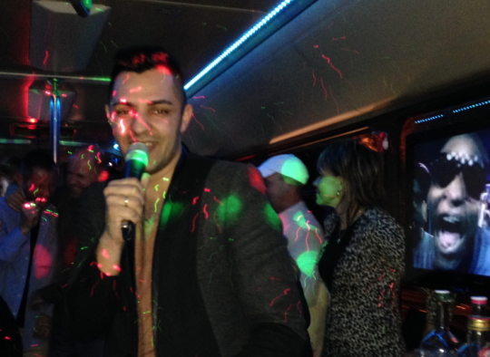 Oláh Gergő fellépése partybuszunkon.