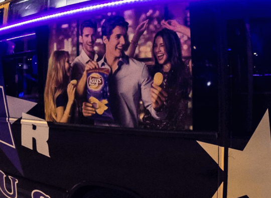 Céges promóció partybusszal, hatalmas felület és programhelyszín egyben.